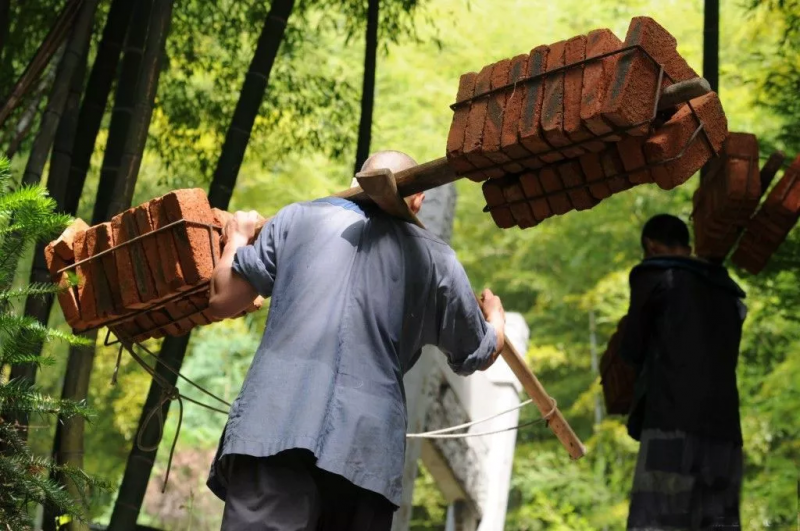 1500年大昭明寺安裝污水處理設(shè)備，400余名義工上演震撼背山